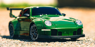 Sort BTD Drifter fjernstyret bil i fuld fart på en indendørs bane med realistiske detaljer.