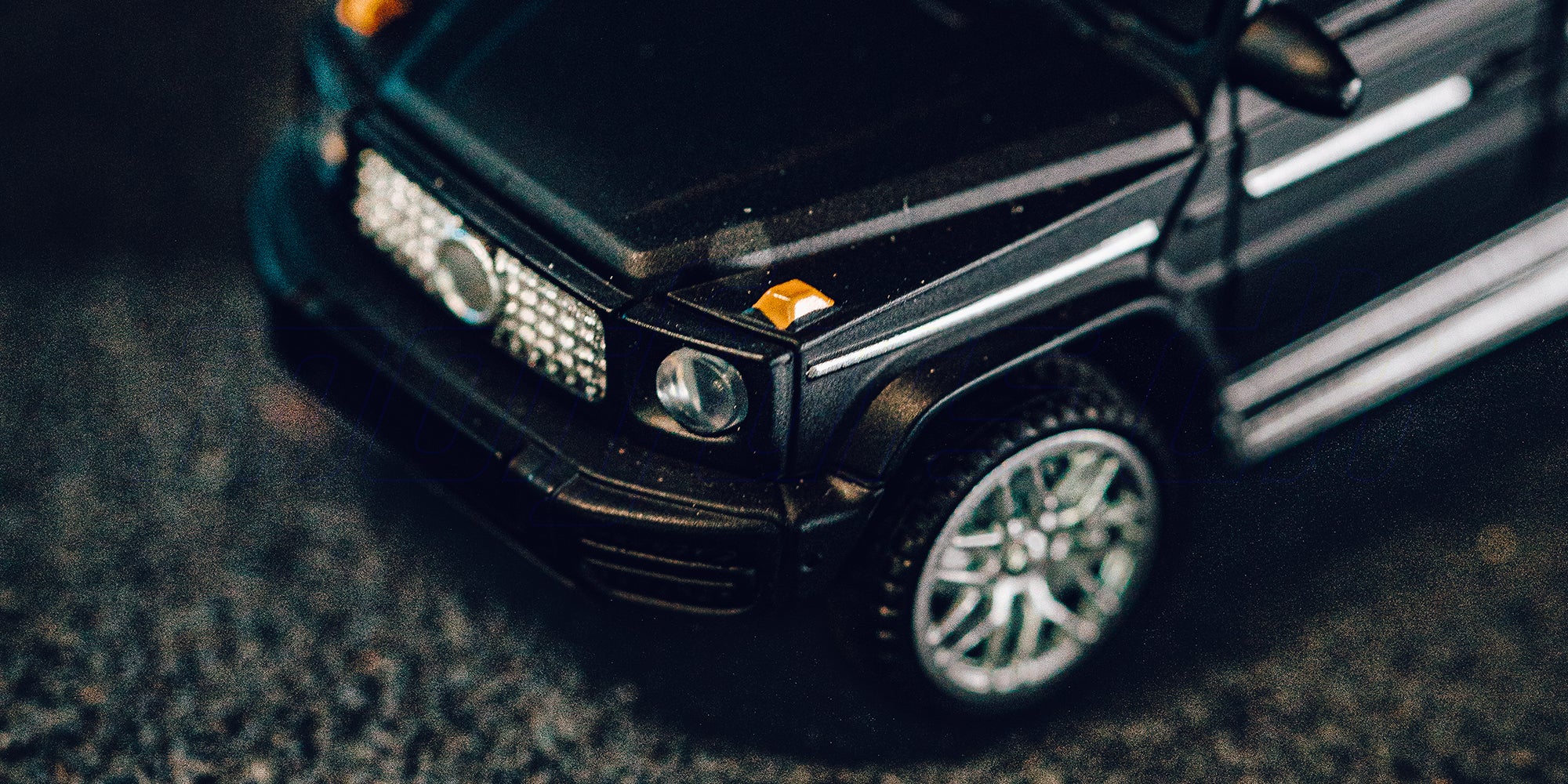 Mini FPV Car med indbygget kamera og tændte lygter i et hyggeligt indendørs miljø.