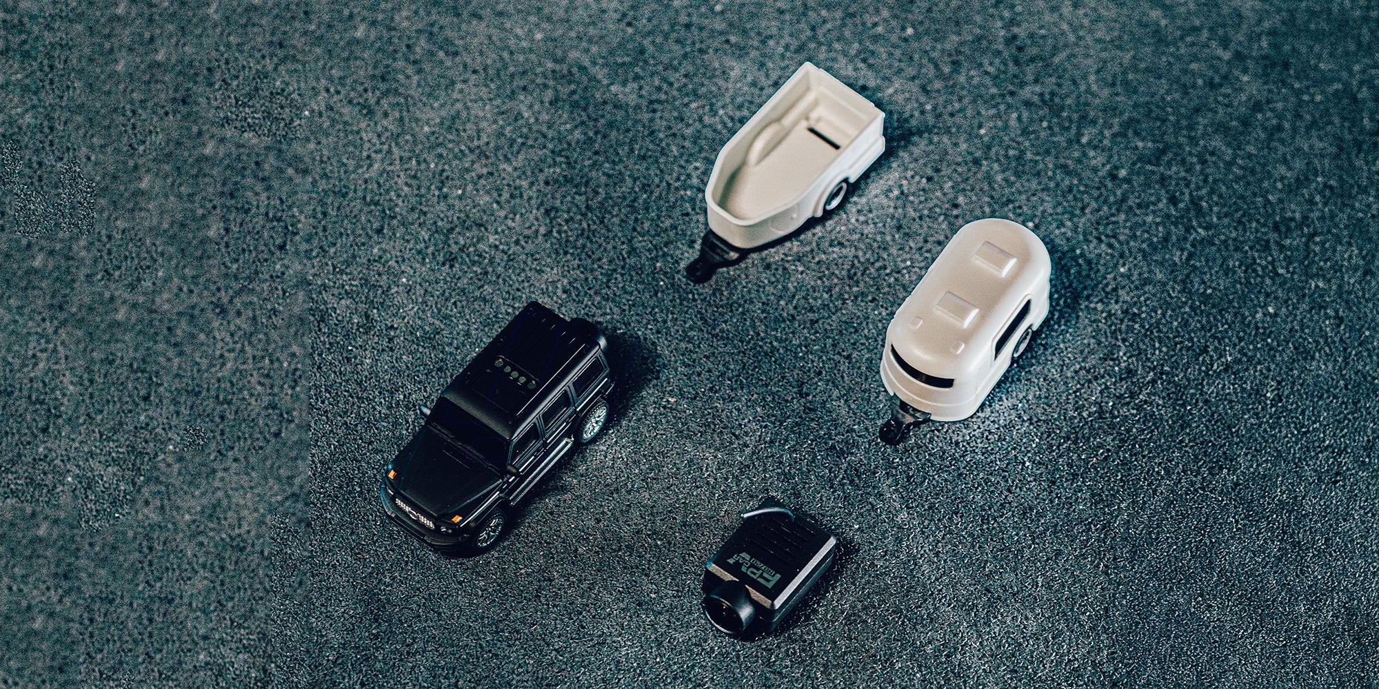 Mini FPV Car med monteret kamera, campingvogn og trailer i et komplet fjernstyret sæt til leg.