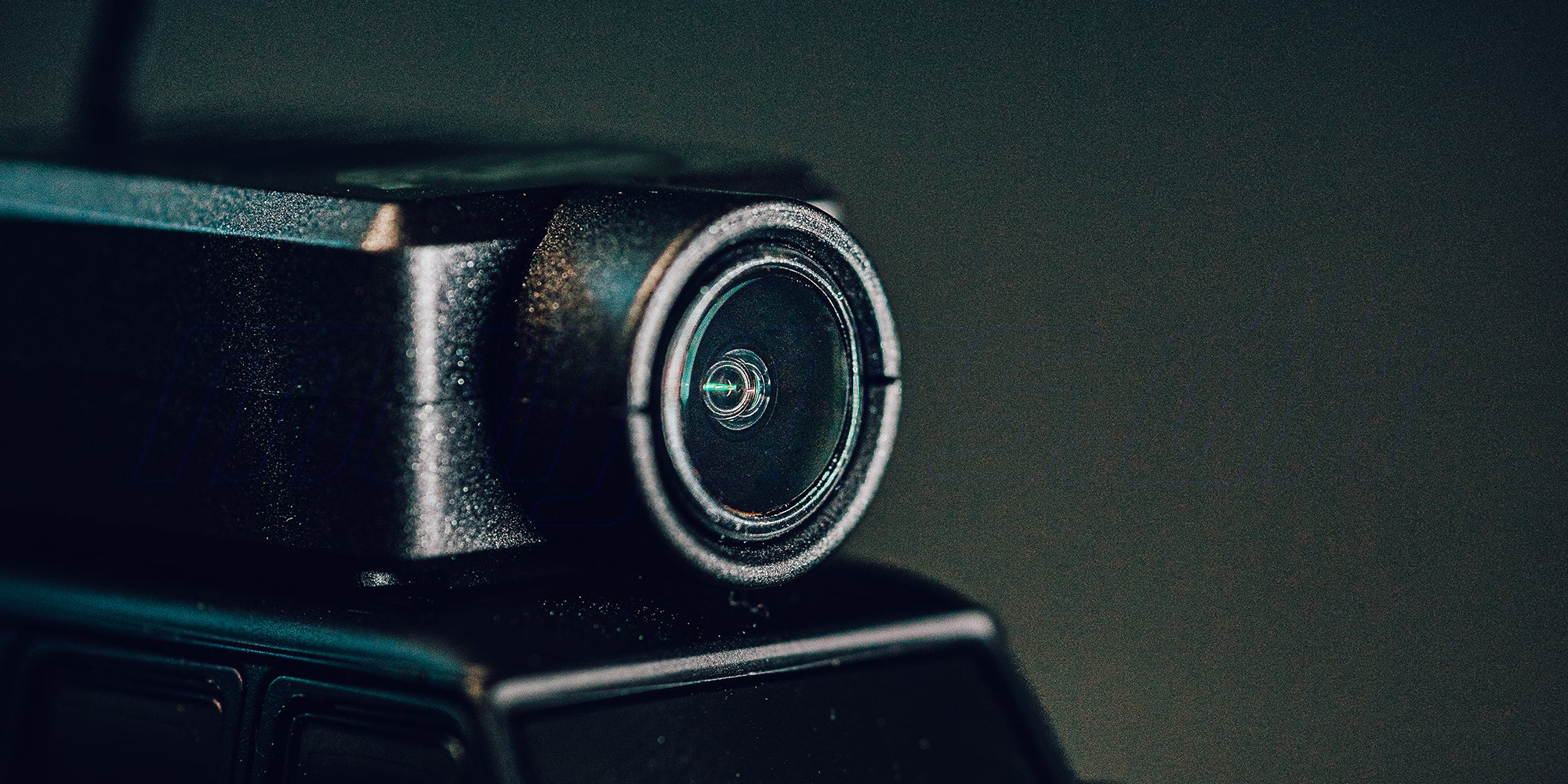 Lille sort Mini FPV Car med monteret kamera og trailer i et realistisk indendørs miljø.