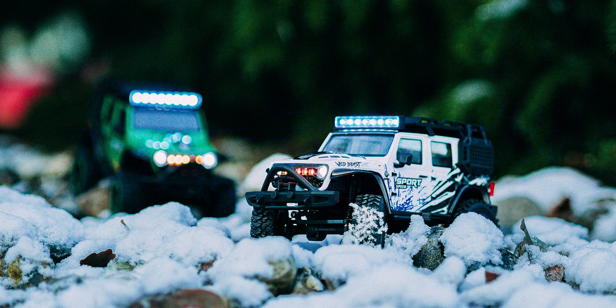 Orange Wild Beast Mini Crawler kører over sten i naturen med realistisk affjedring og terrændæk.