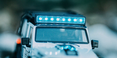 Wild Beast Mini Crawler fjernstyret bil kører over grå sten i et udfordrende terræn udendørs.