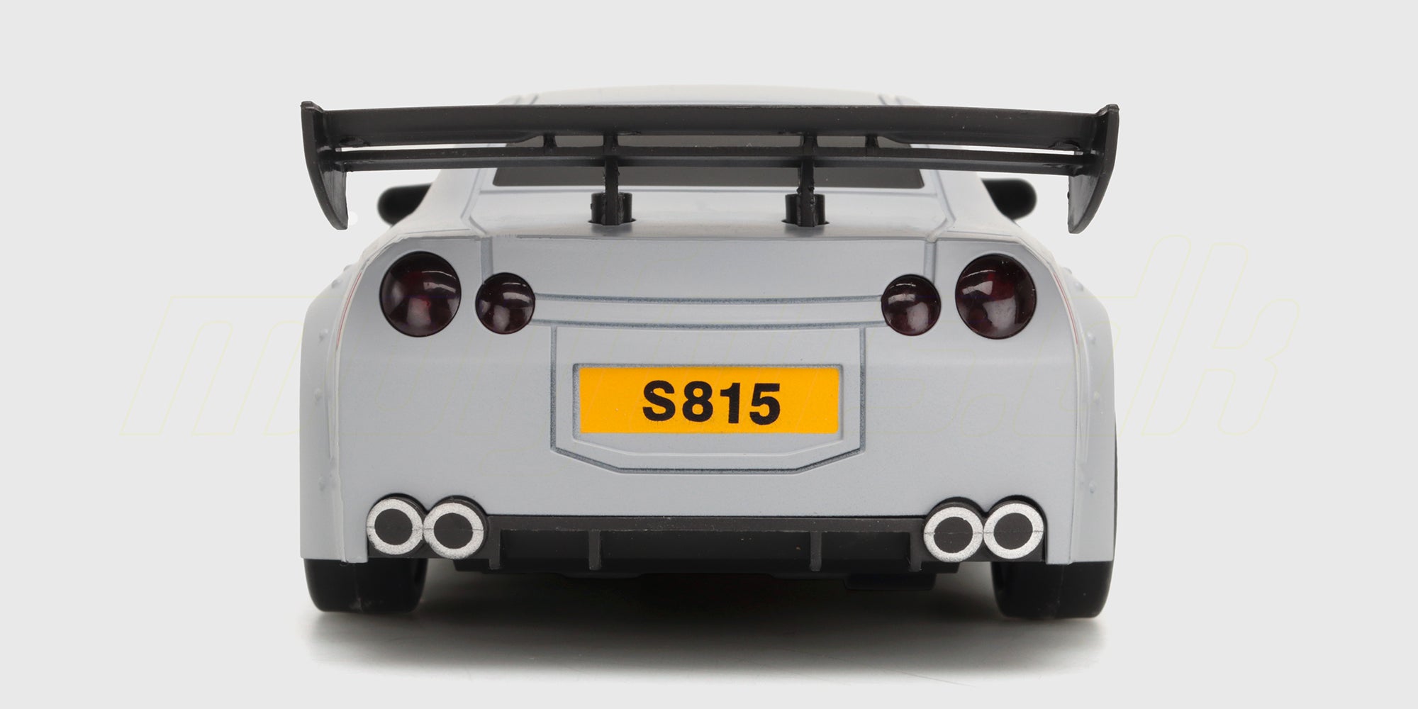 Sort BTD Drifter fjernstyret bil med hvidt karrosseri og spoilervinge på en hvid baggrund.