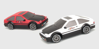 To BTD Drifter biler i sort og rød udfører synkron drifting på en grå bane.