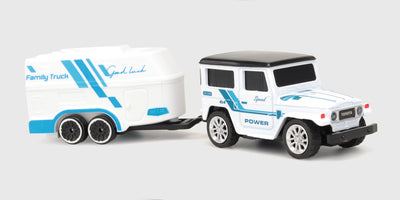Hvid Mini RC Car Land Cruiser med hvid og blå campingtrailer