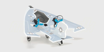 Hvid Mini Glider kastefly i skum til børn set fra siden mod en hvid baggrund.