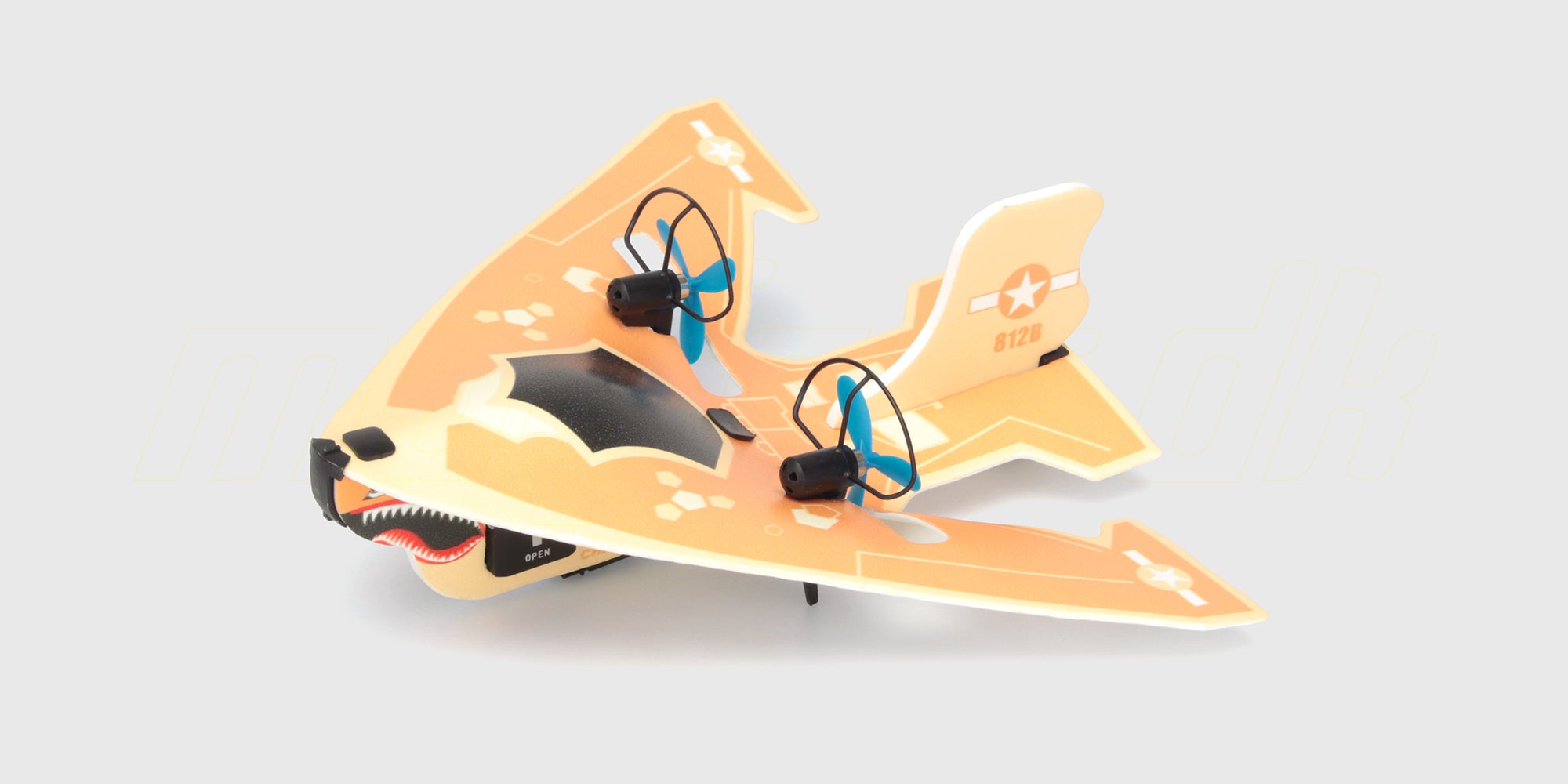 Hvid Mini Glider kasteflyver i flamingo med blå detaljer klar til leg i haven.