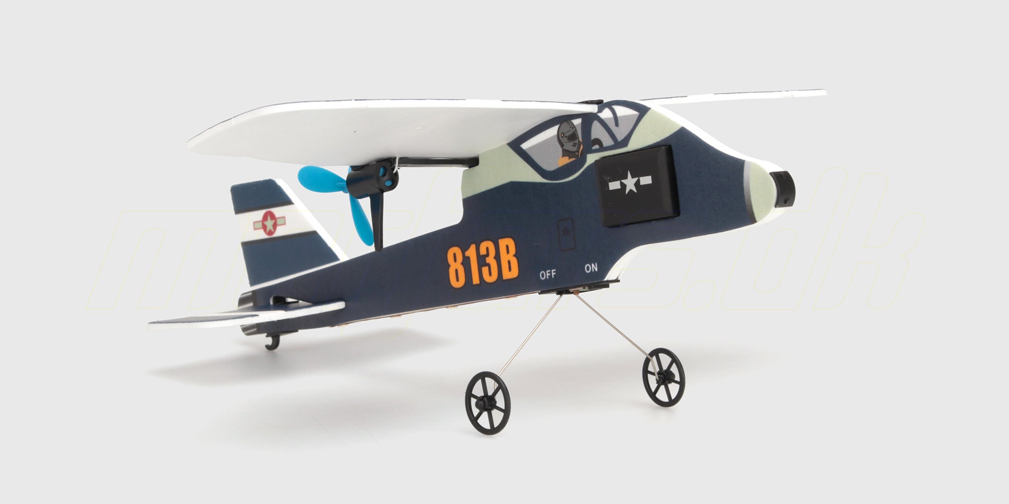 Lille hvid og blå Mini Glider i skum klar til afflyvning mod en klar blå himmel.