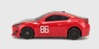 Rød Nano Drift Toyota GT86 med nummer 86 set direkte fra siden