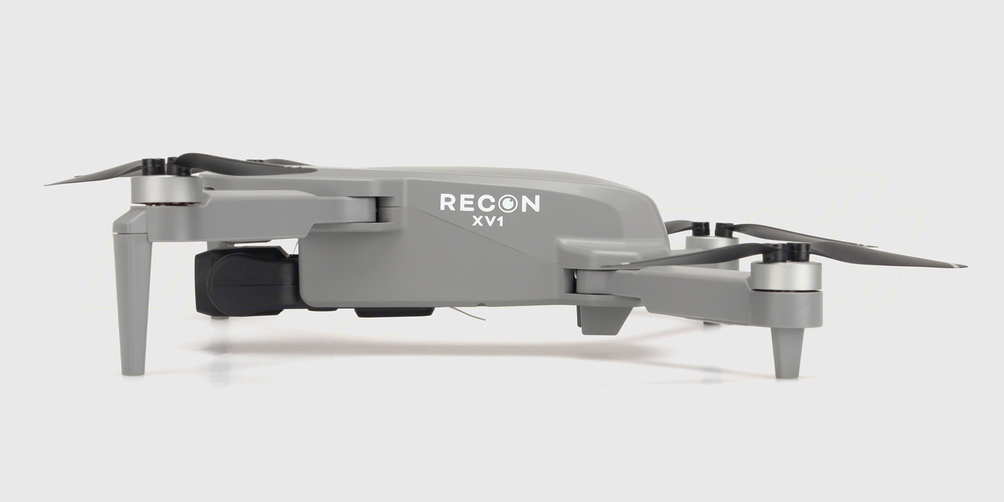 Grå Drone Recon XV1 med brushless motorer set fra siden på en hvid baggrund.