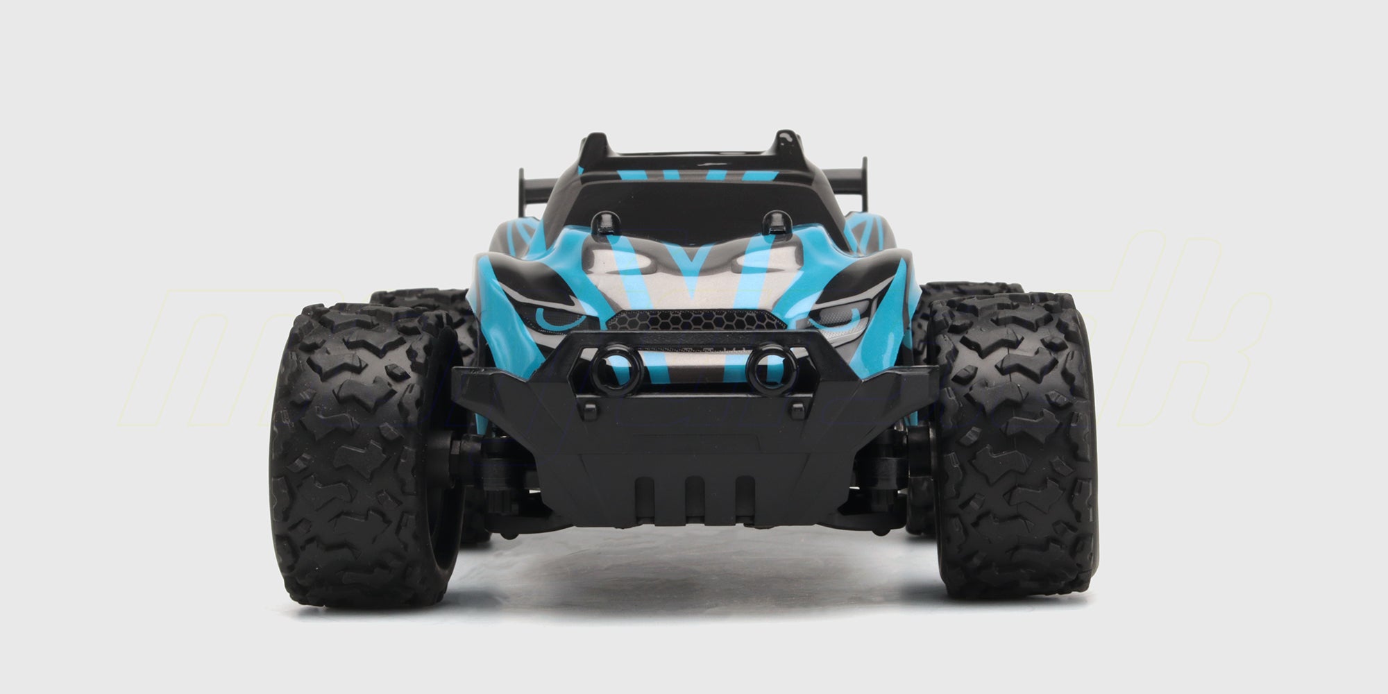 Grøn og sort Rapid Monster Truck med store offroad-hjul i høj fart på en grusvej.