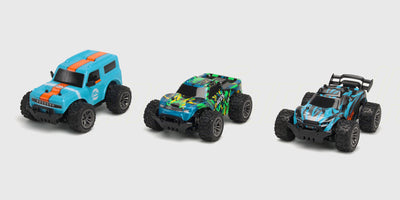 To røde og blå Rapid Monster Trucks til børn med store offroad-hjul vist på hvid baggrund.