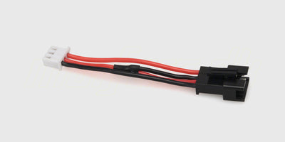 SMP 4-pin ladekabel adapter med hvidt stik til opladning af batterier i fjernstyrede biler.