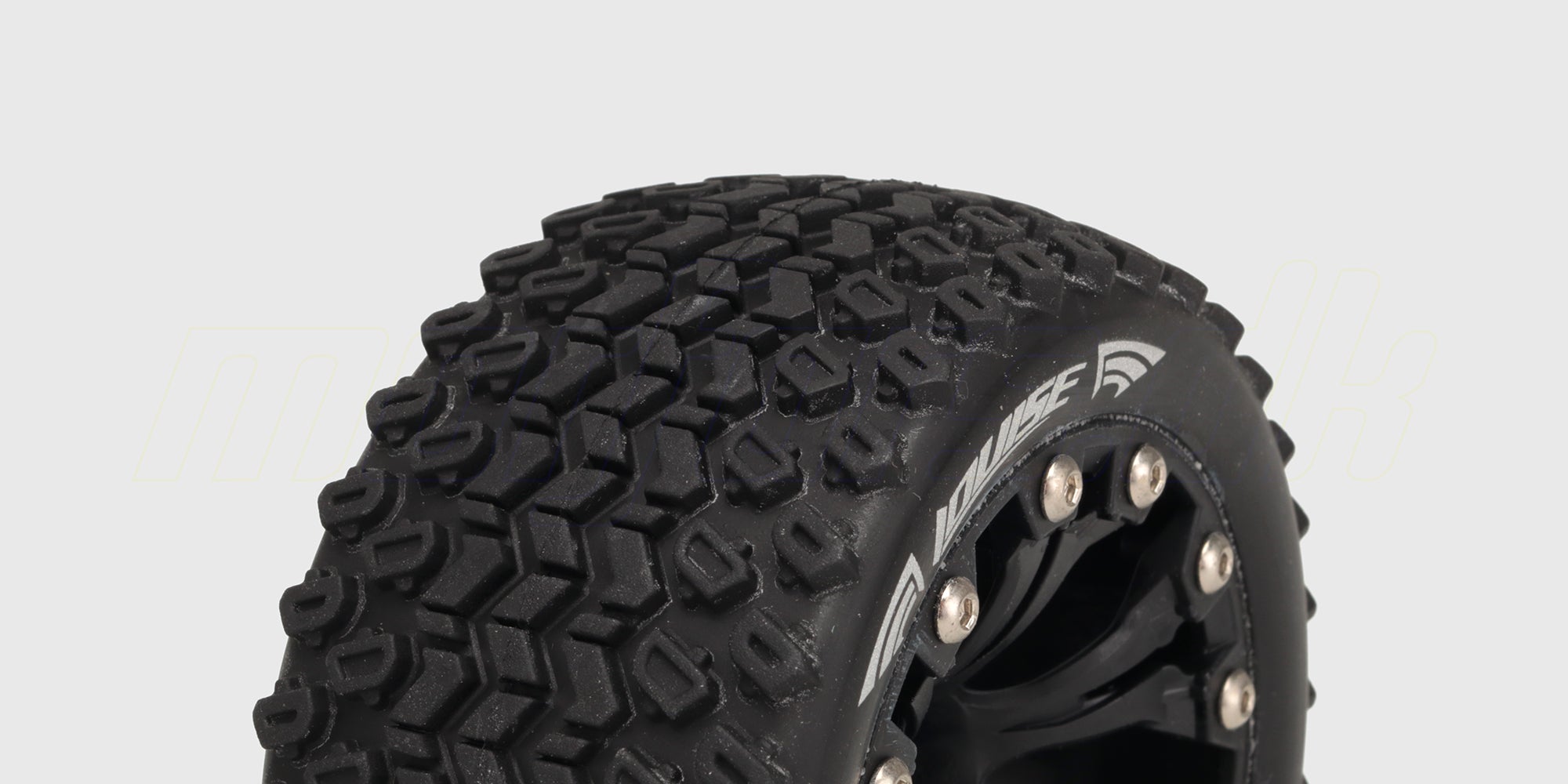 To sorte ST-Hummer hjul med grove offroad-dæk og hvide fælge til fjernstyrede biler.