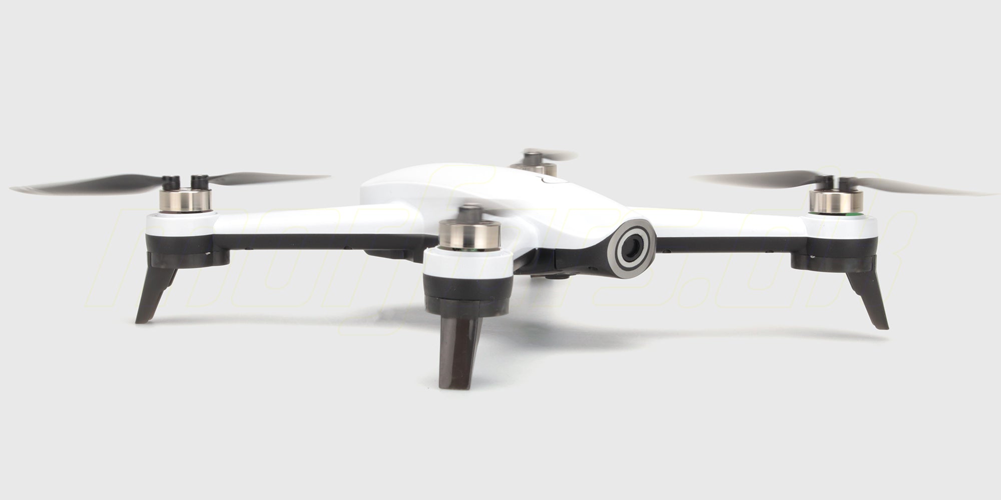 Hvid Drone ST16B med foldbare arme og fire propeller set skråt forfra på en hvid baggrund.