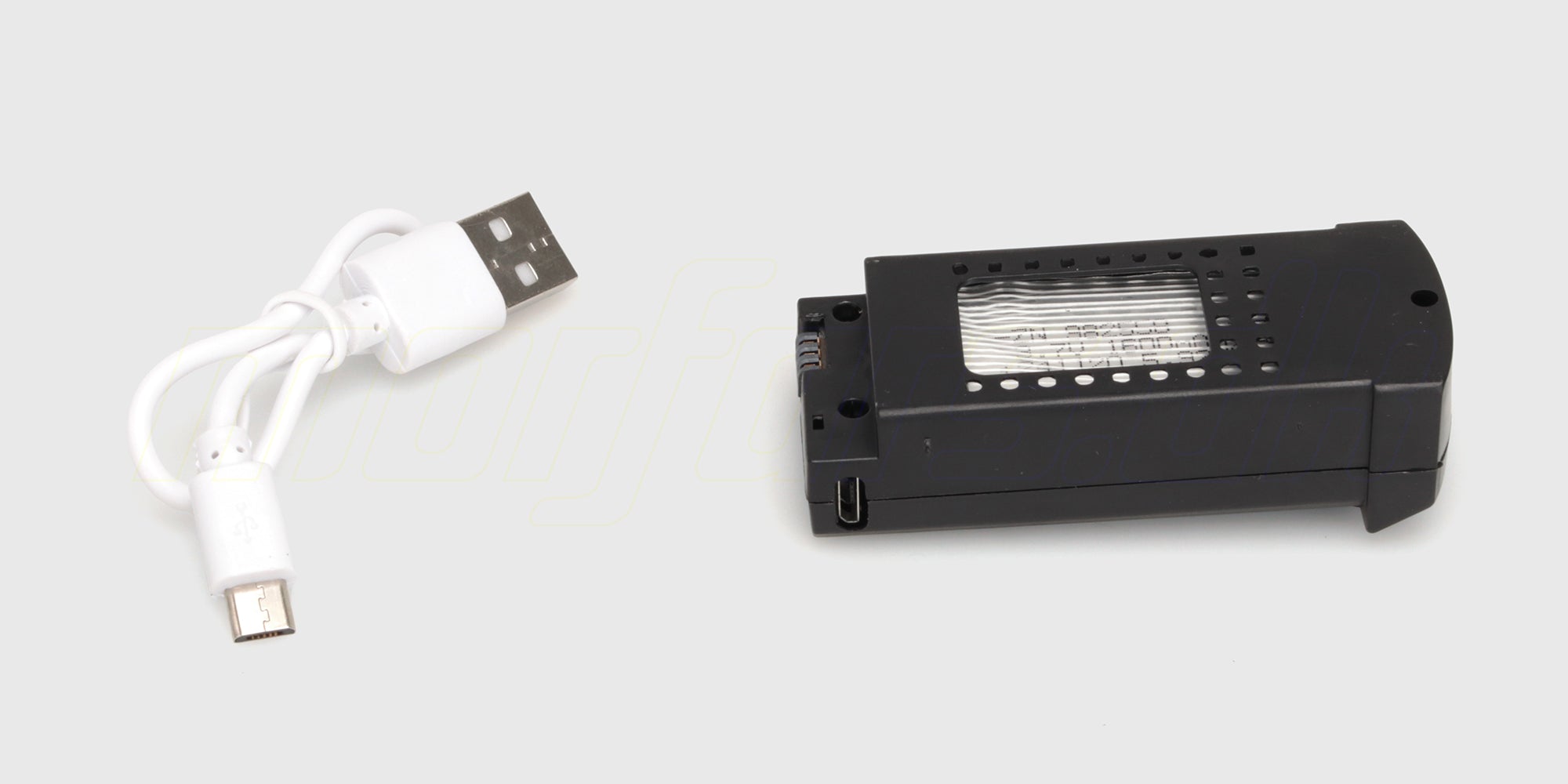 Sort genopladeligt batteri og tilhørende USB-oplader til Drone ST16B på hvid baggrund.