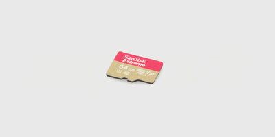 SanDisk Extreme microSDXC kort i guld og rød til hurtig dataoverførsel i kameraer og droner.