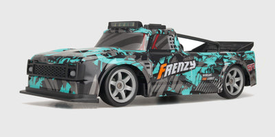 Hvid Super Drifter 4WD fjernstyret bil i hurtig kørsel med røg fra dækkene på en grå vejoverflade.