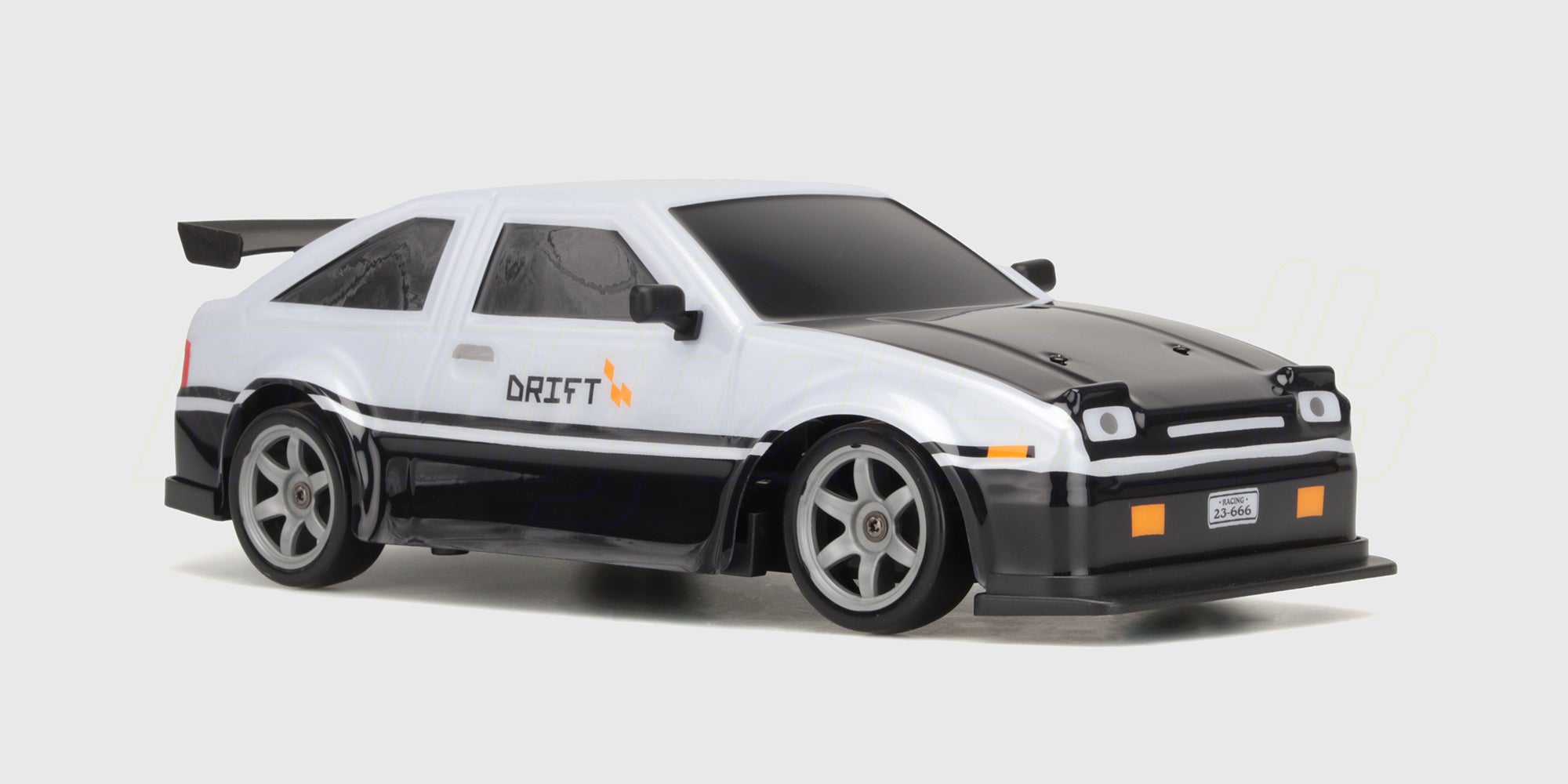 Hvid Super Drifter fjernstyret bil med 4WD og sorte detaljer klar til drifting på vej.