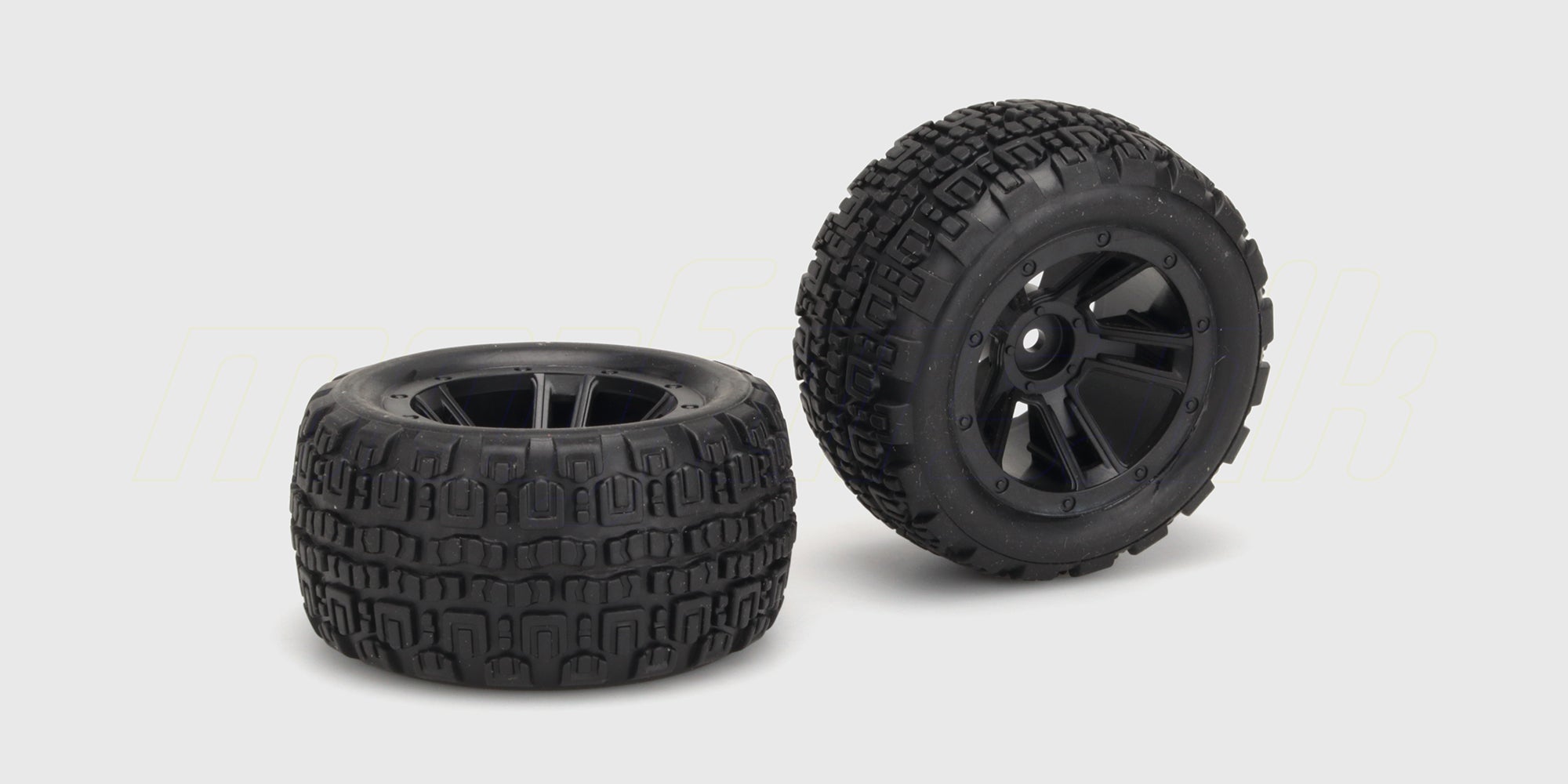 To sorte Hunter Wheels offroad dæk med groft mønster og sorte fælge til fjernstyrede biler.