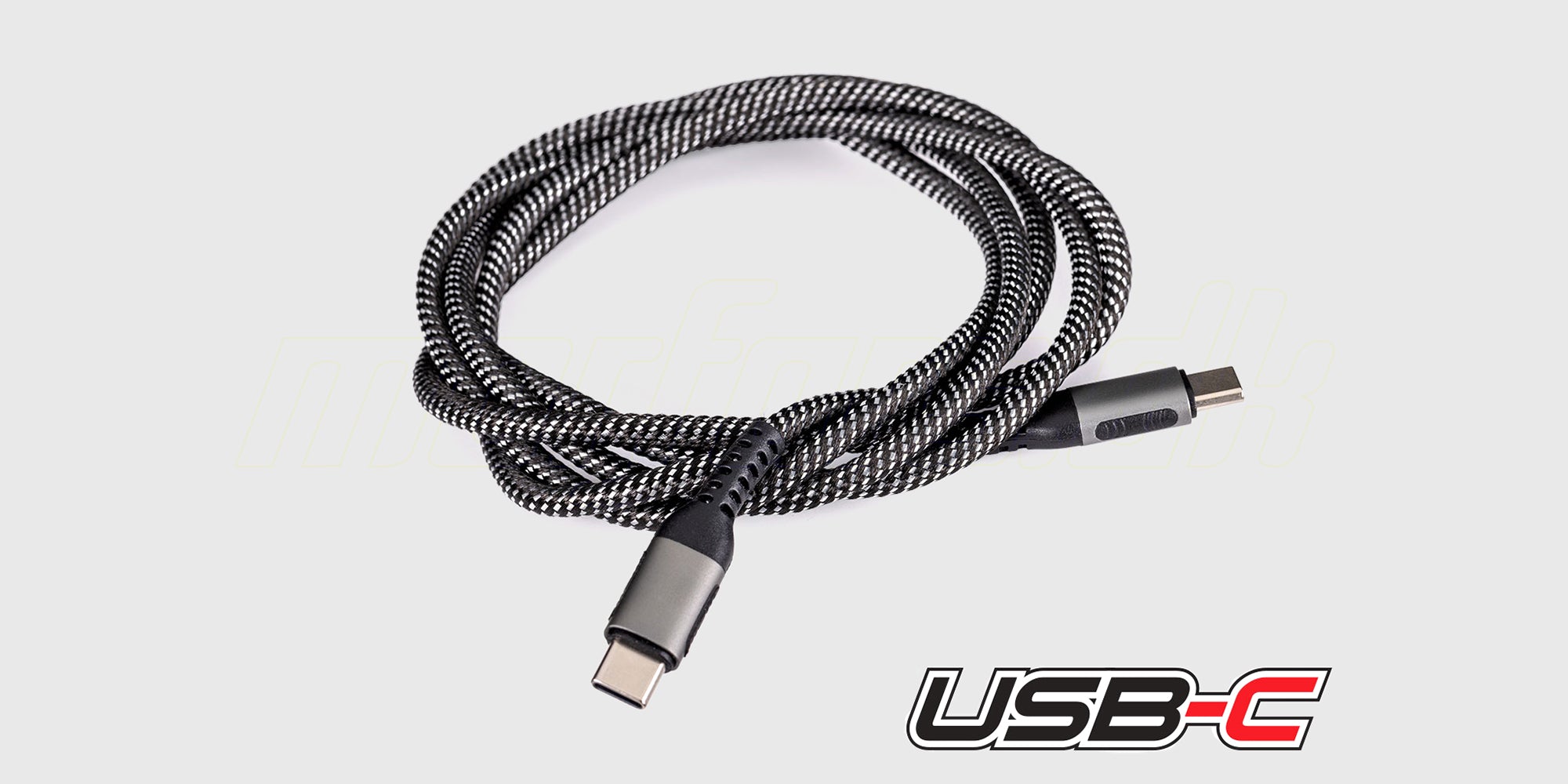 Sort flettet USB-C til USB-C kabel på 100W til hurtig opladning af fjernstyrede biler og batterier.