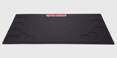 Sort Traxxas pitmåtte i gummi med logo og praktiske rum til organisering af skruer til fjernstyrede biler.