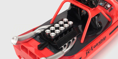 Nærbillede af de realistiske motordetaljer og cockpit på en Storm V8 Superboat fjernstyret speedbåd.