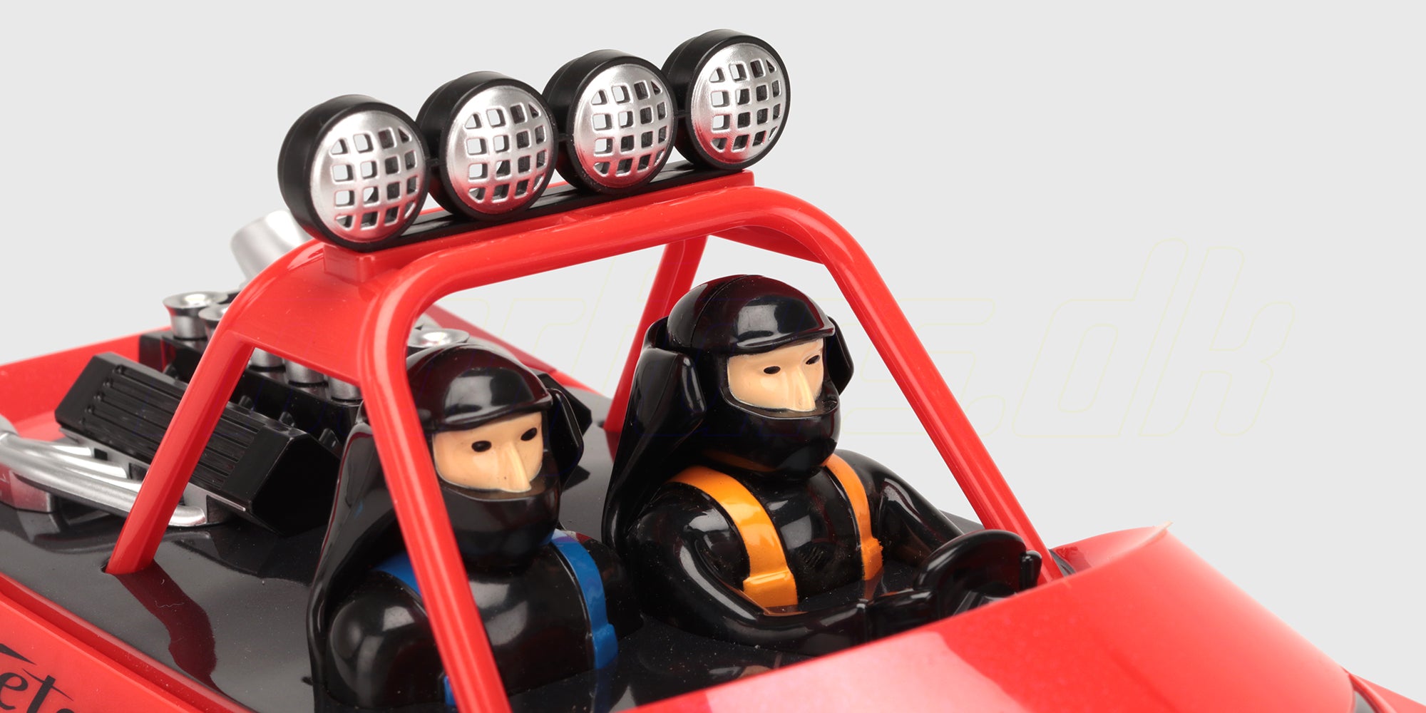 Grøn Storm V8 Superboat fjernstyret racer båd med jet-drev set forfra på hvid baggrund.