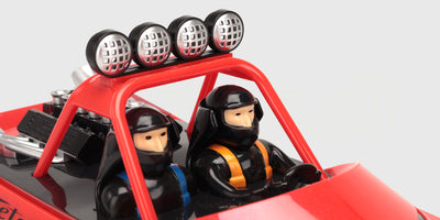 Grøn Storm V8 Superboat fjernstyret racer båd med jet-drev set forfra på hvid baggrund.