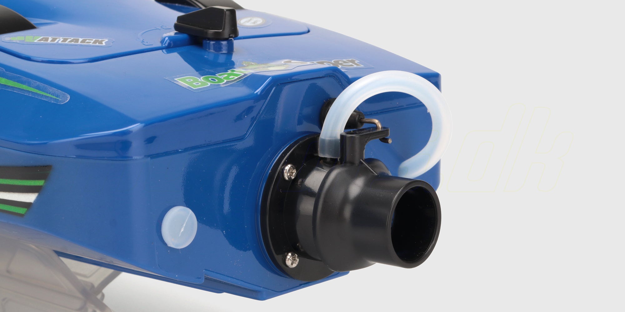 Grøn Super Dino børsteløs racer-speedbåd med røde detaljer i fuld fart hen over vandet med store vandsprøjt.