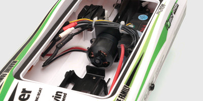 Hvid Super Dino fjernstyret racer båd med børsteløs motor og jet-drev til hurtig sejlads.