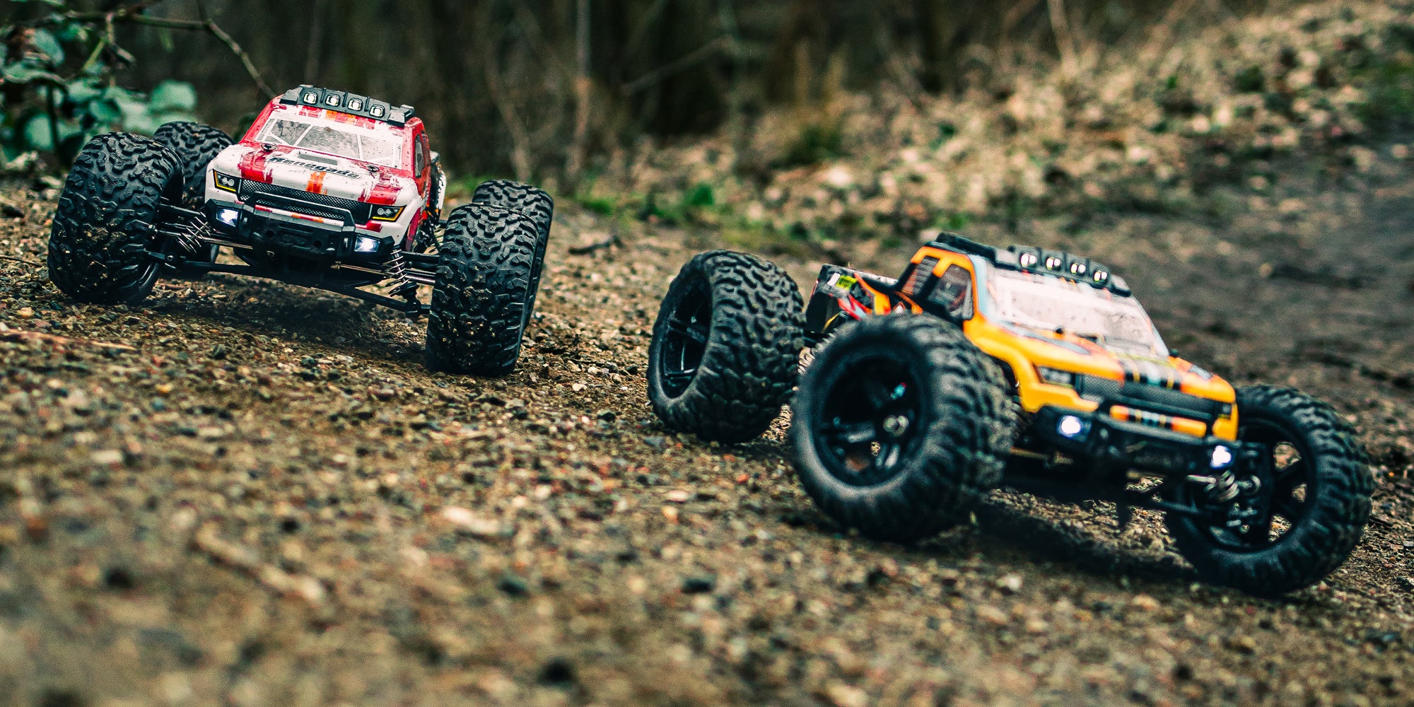 Tornado Brushless fjernstyret bil i fuld fart gennem græs og grus med opsprøjtende støv i naturen.