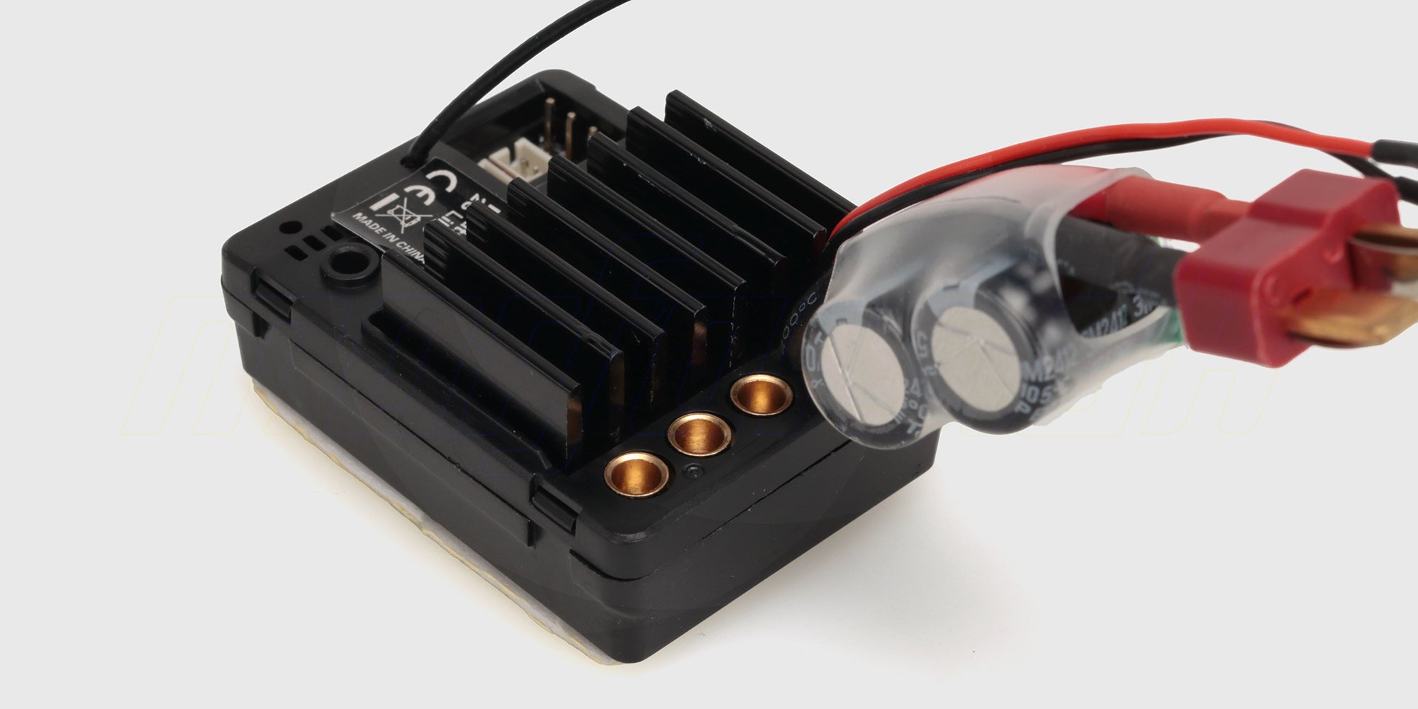 Sort Tornado Brushless ESC og modtager-enhed med ledninger og stik til fjernstyret bil.