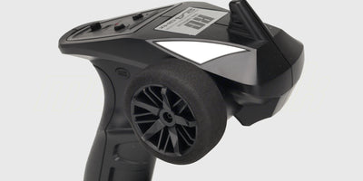 Sort HBX radiosender til fjernstyret bil med 2,4GHz og ergonomisk pistolgreb.