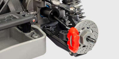 Nærbillede af bagenden på en Mustang 4-Tec Drift fjernstyret bil med detaljeret hækspoiler og baglygter.