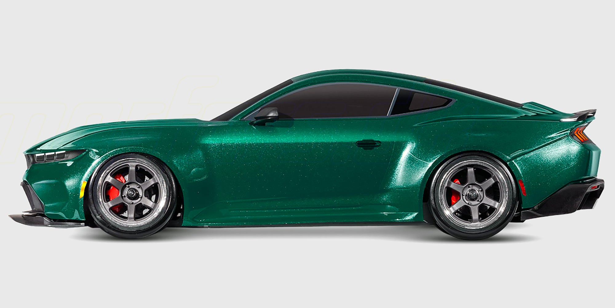 Seks Traxxas Mustang 4-Tec Drift fjernstyrede biler i forskellige farver opstillet på en hvid baggrund.