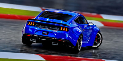 Blå Traxxas Mustang 4-Tec Drift fjernstyret bil med realistiske detaljer vist i fart.