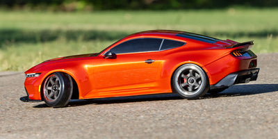 Hvid Traxxas Mustang 4-Tec Drift fjernstyret bil i fuld fart på asfalt.