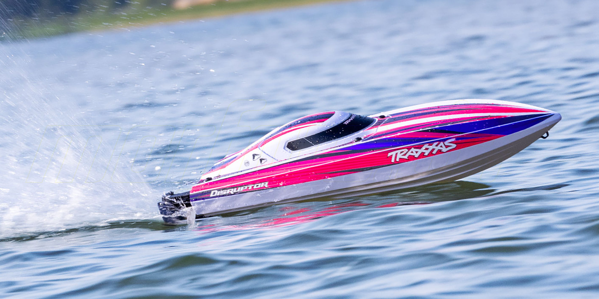 Traxxas Disruptor racerbil i orange og sort design set forfra på hvid baggrund.