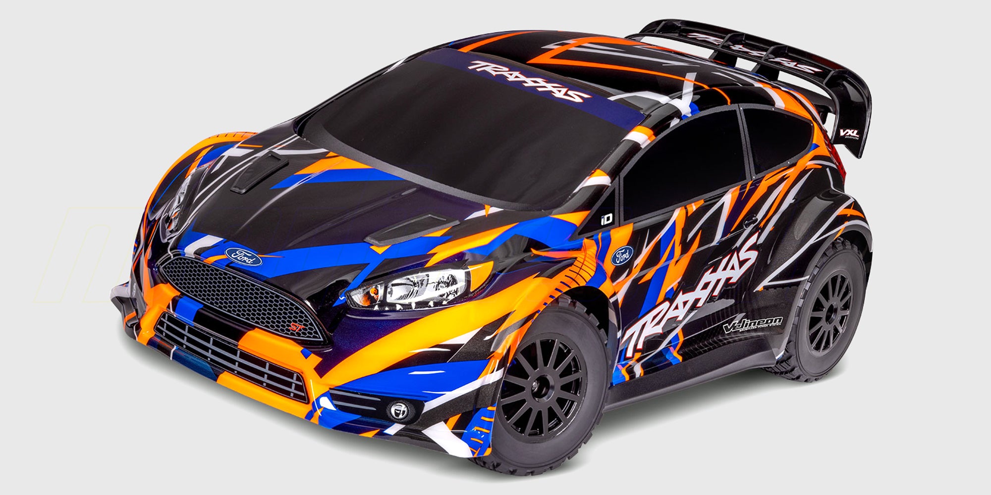 Blå Traxxas Ford Fiesta ST Rally Brushless fjernstyret bil i hurtig kørsel på grusvej.
