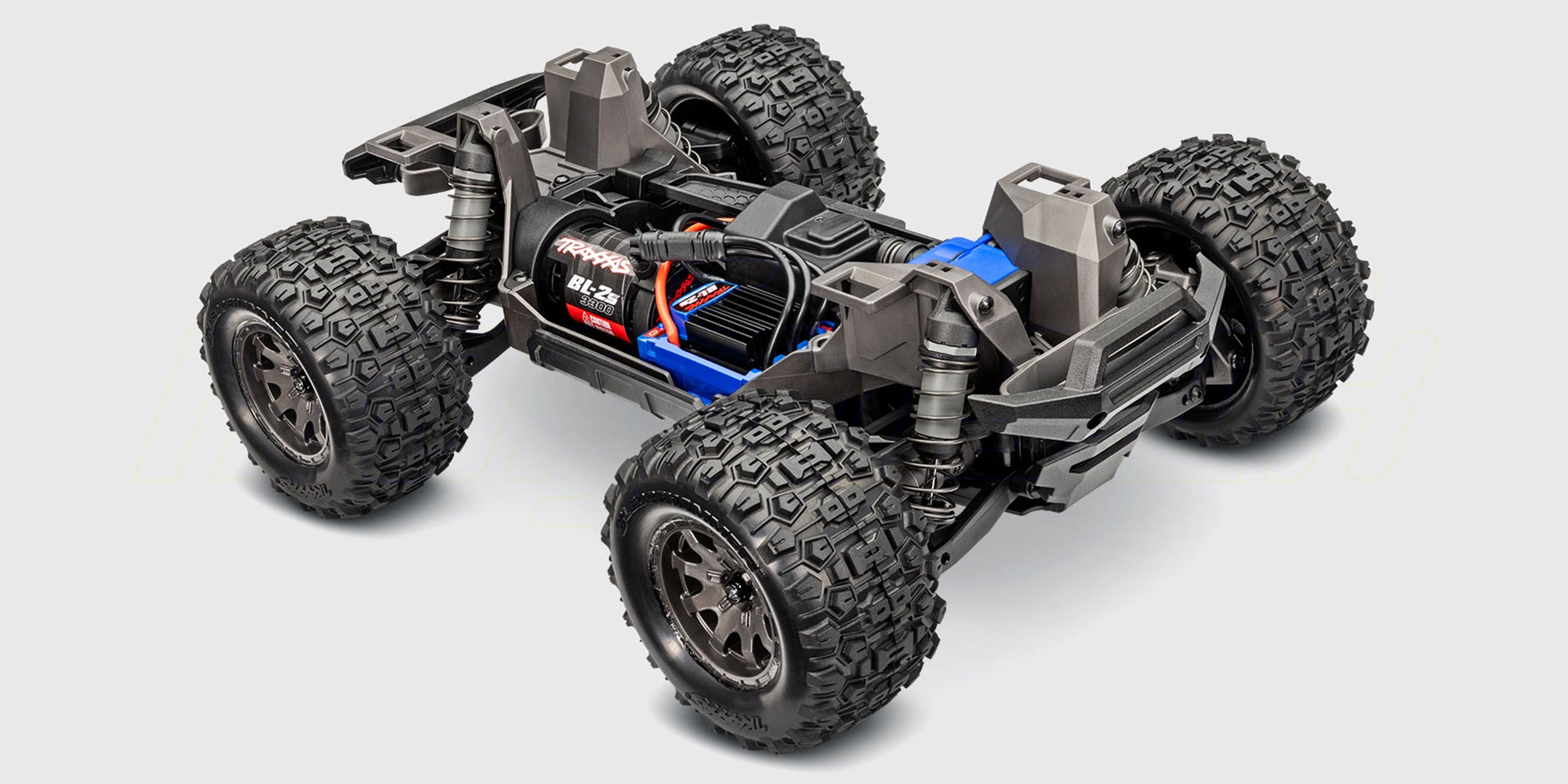 Blå Traxxas Mini Maxx monstertruck med kraftige offroad-dæk og robust affjedring set skråt forfra.
