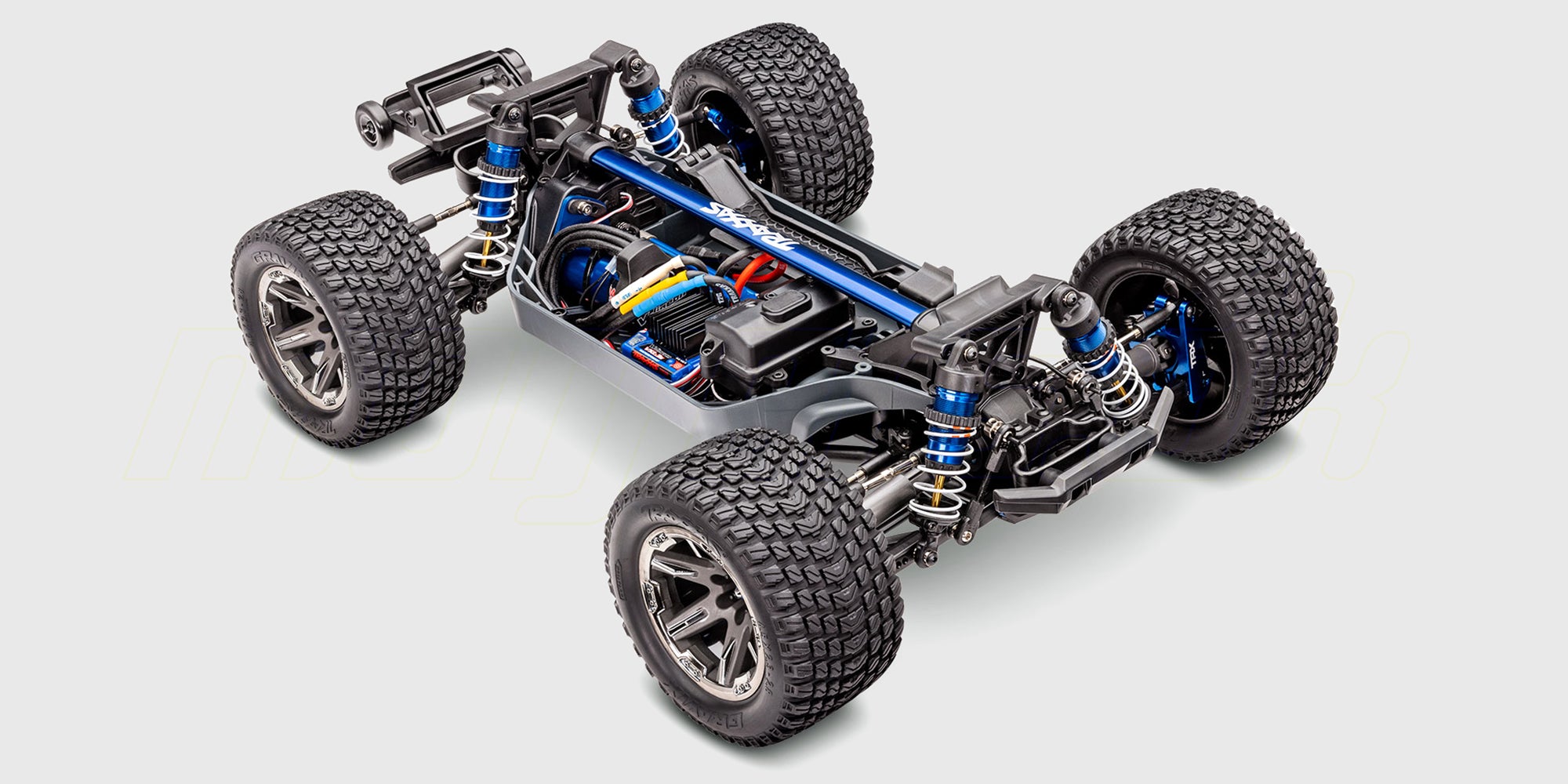 Blå Traxxas Rustler 4x4 Ultimate fjernstyret stadium truck med Gravix dæk set skråt forfra.