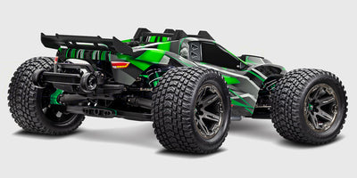 Blå Traxxas Rustler 4x4 Ultimate fjernstyret bil i action, mens den hvirvler støv op i et skarpt sving på grus.