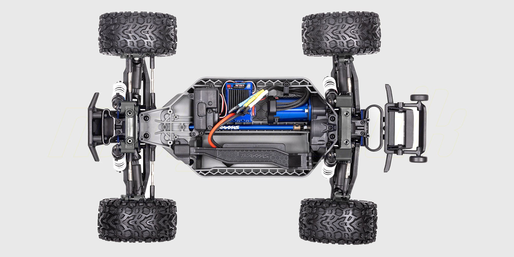 Blå Traxxas Rustler 4x4 VXL fjernstyret bil med offroad-dæk vist i profil mod hvid baggrund.