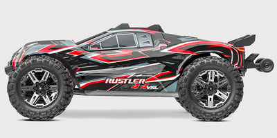 Traxxas Rustler 4x4 VXL fjernstyret bil i grøn og sort set fra siden i terræn.