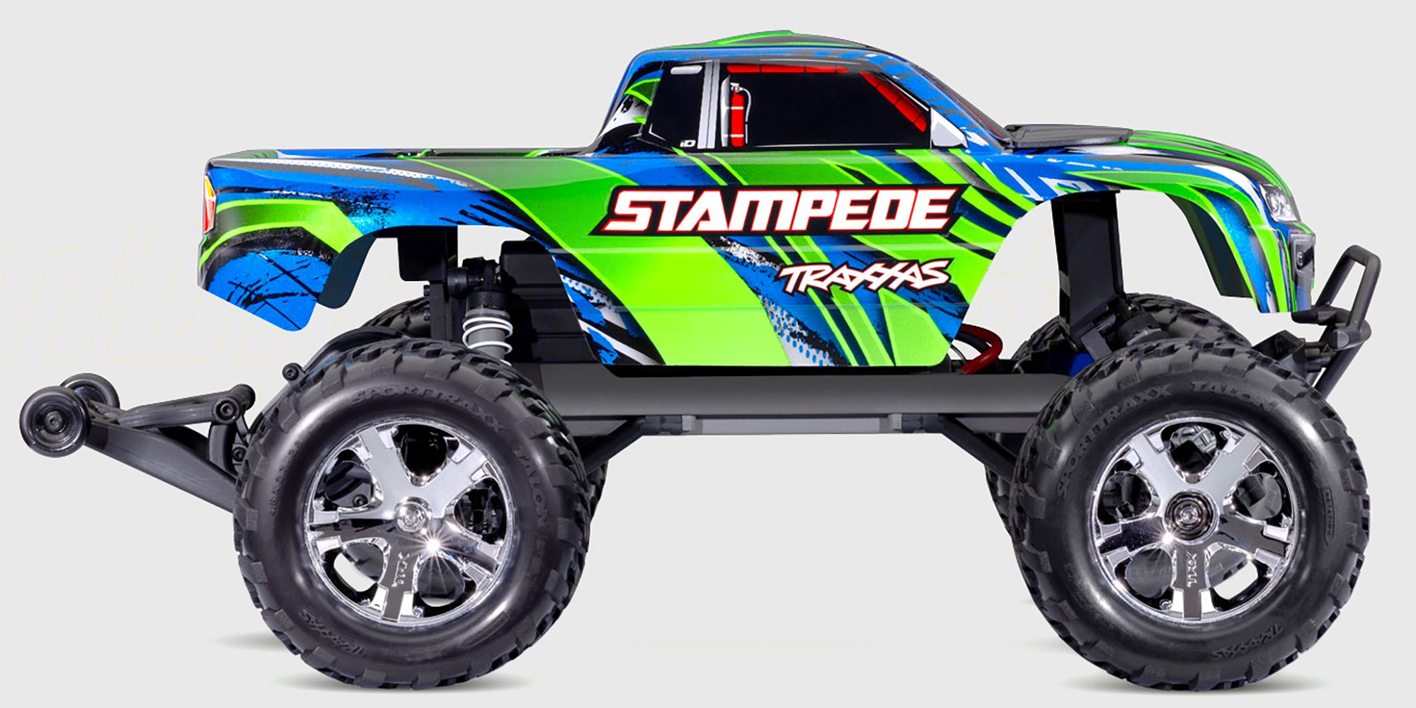 Grøn Traxxas Stampede 2WD monster truck med store dæk set forfra på hvid baggrund.