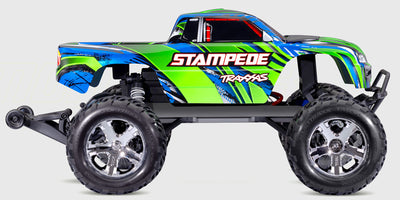 Grøn Traxxas Stampede 2WD monster truck med store dæk set forfra på hvid baggrund.