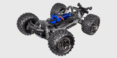 Orange Traxxas Stampede 4x4 VXL monster truck med store offroad dæk og kraftig affjedring set forfra.