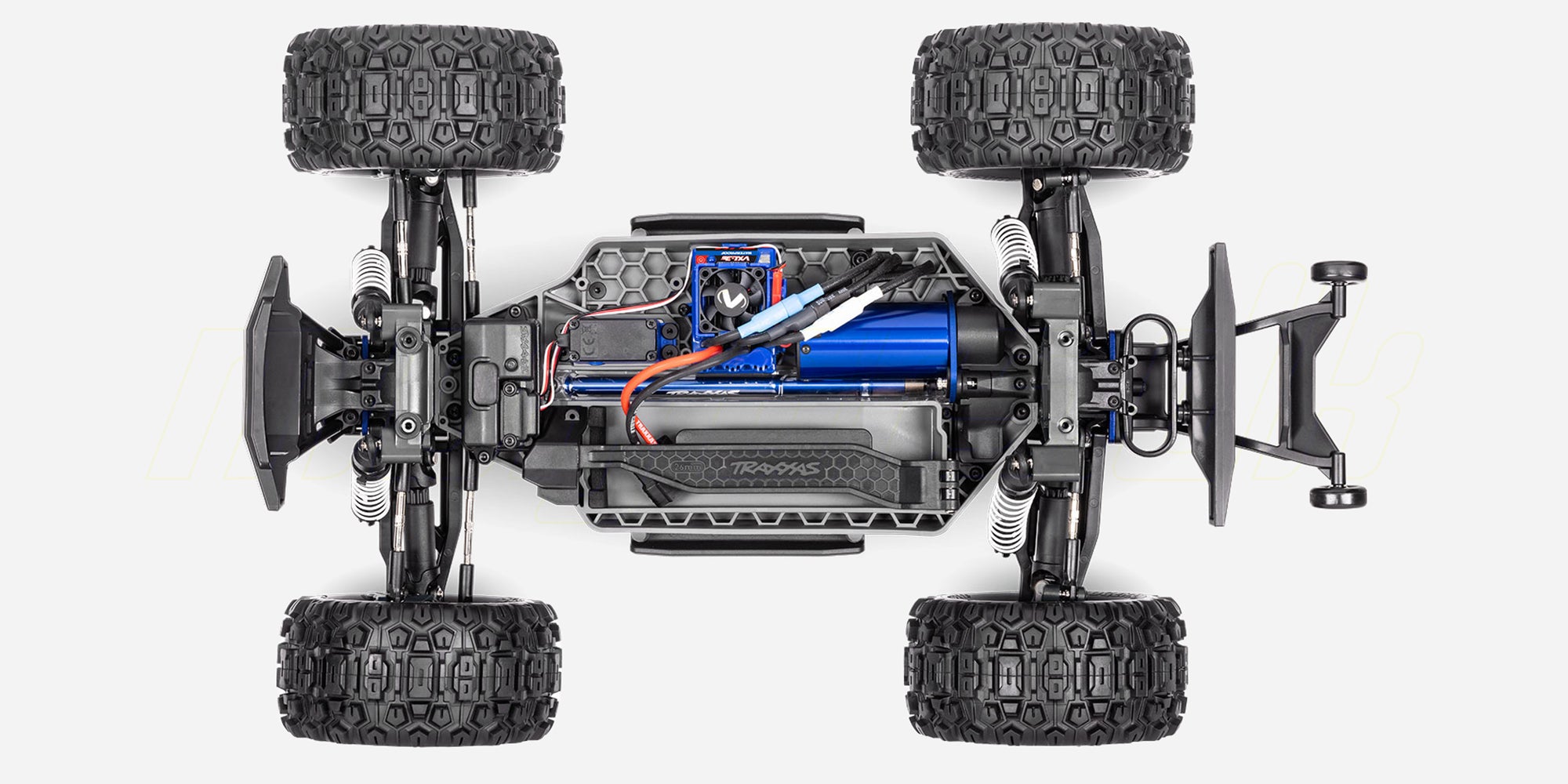 Blå Traxxas Stampede 4x4 VXL monster truck i fuld fart på en støvet grusvej.