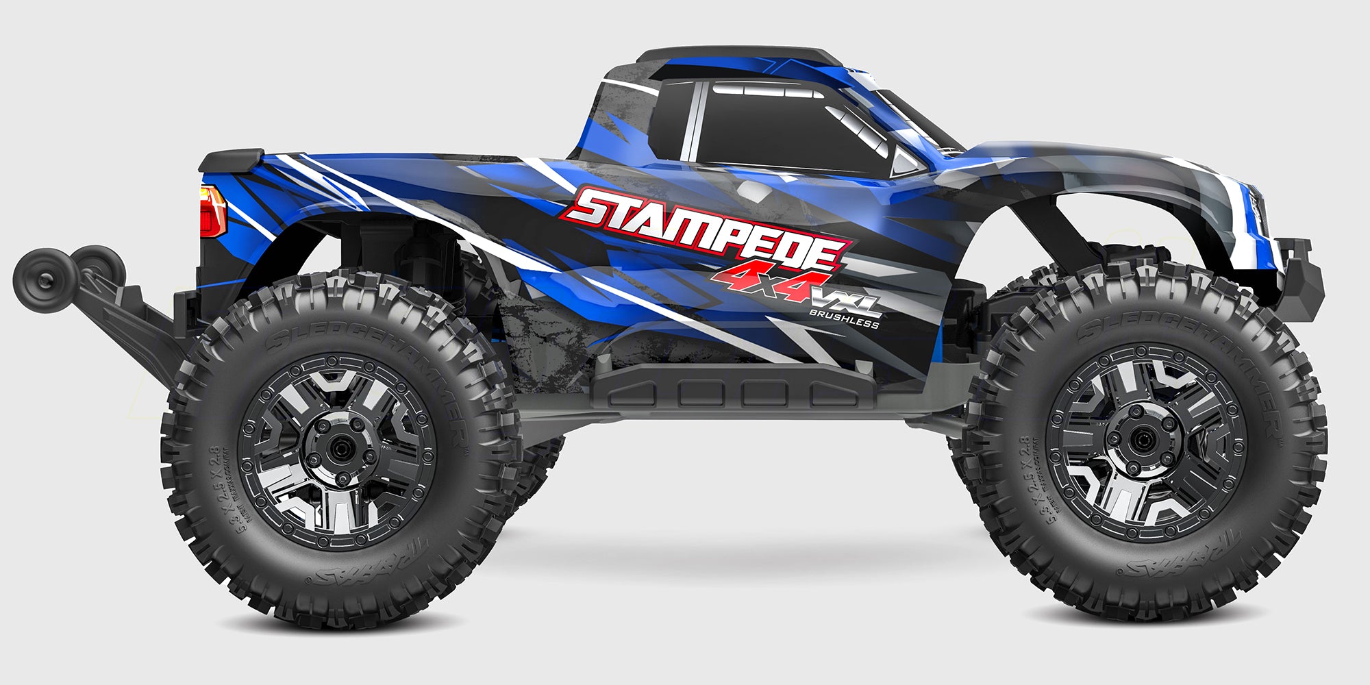 Grøn Traxxas Stampede 4x4 VXL monster truck i fuld fart gennem vandet med store sprøjt.